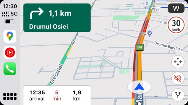 Най-голямата актуализация, получена от Google Maps през 2024-а, беше добавянето на докладване на инциденти в Android Auto и CarPlay. Функцията дебютира през 2019 година на мобилни устройства, но в Google никога не са изглеждали решени да я подобри и да я направят широко достъпна.

Причината беше проста: възможността за поставяне на опасности на картата превърна Google Maps в конкурент на Waze. Компанията майка искаше да избегне канибализма.
Компанията в крайна сметка намери начин да го осъществи, тъй като Google Maps получи поддръжка само за често срещани опасности в трафика. Waze остана приложение, посветено на данни за трафика, предлагайки значително повече типове отчети.

Потребителите на Google Maps вече могат да маркират местоположението на полиция, катастрофи и пътни ремонти. Приложението също така подканва ползвателя да потвърди съществуването на тези доклади в типичния стил на Waze.

